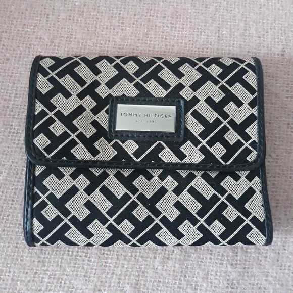 Tommy Hilfiger Tri-fold Wallet with TH Logo, Black and Beige.  NWOT - Picture 1 of 6